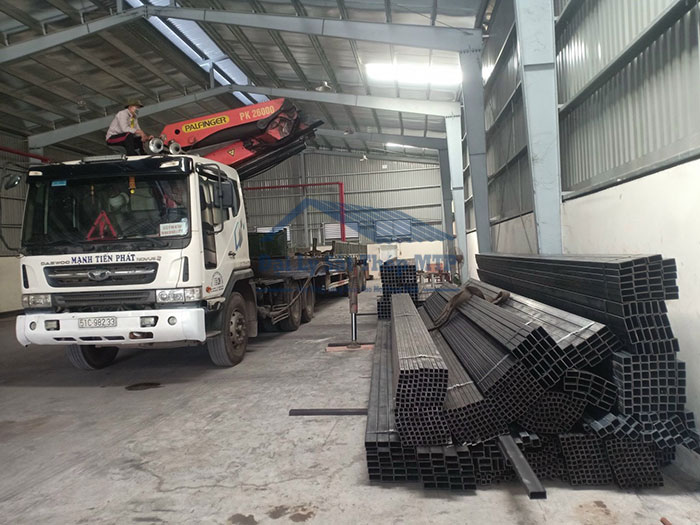 Hình ảnh vận chuyển thép hộp ra công trình cho khách hàng ảnh 2