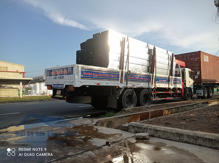 Hình ảnh vận chuyển thép hộp ra công trình cho khách hàng ảnh 6