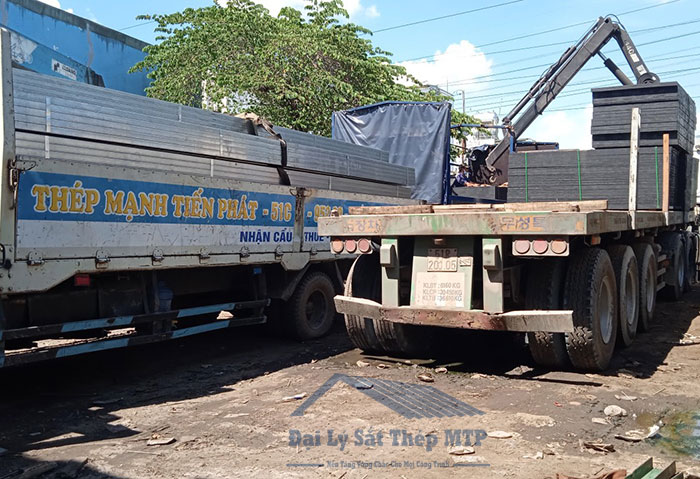Hình ảnh vận chuyển thép hộp ra công trình cho khách hàng ảnh 7