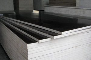 Lớp phim phủ ngoài của ván ép cốp pha phủ phim 21mm giúp loại vật liệu này tăng khả năng chống nước, chống bám bụi và hạn chế trầy xước khi sử dụng