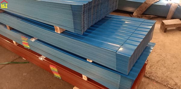 Tùy theo đặc điểm, kết cấu và tôn nền mà có thể chia tôn 11 sóng thành nhiều nhóm sản phẩm khác nhau