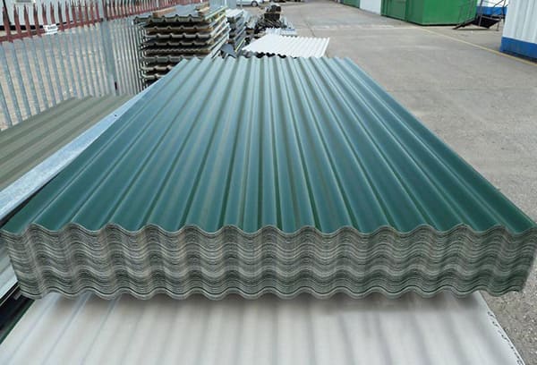 Nên bảo quản tôn 13 sóng ở nơi khô ráo, thoáng mát, có mái che để tránh ảnh hưởng của thời tiết làm giảm chất lượng tôn